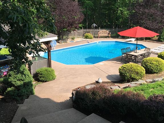 3rd image of 160 Erica Dr