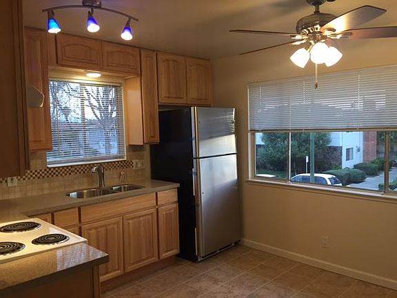 3rd image of 1121 Oakmont Dr #B