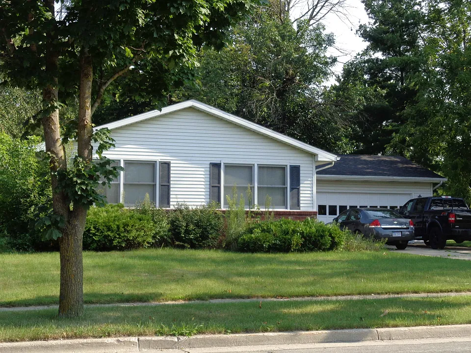 104 W Chapel Ln