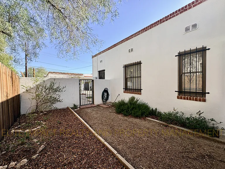1718 E Grant Rd — Photo 29