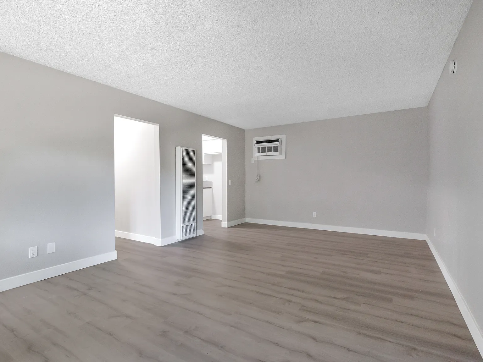 Crestwood Apartments — Photo 4