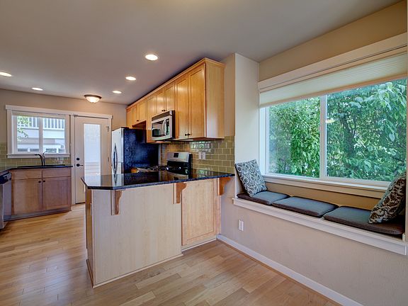 Dining/Breakfast nook