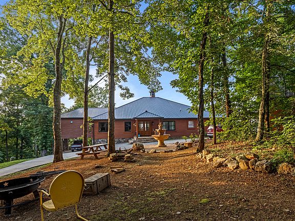 4th image of 260 Lakeside Lodge Ln