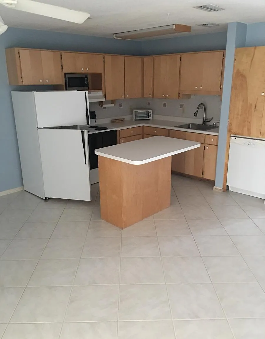 1 bed, 874 sqft, $1,300 — Photo 2