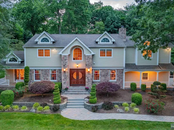19 Beaver Dam Rd, Upper Saddle River, NJ 07458