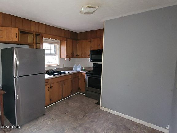 5th image of 304 Humphrey Dr