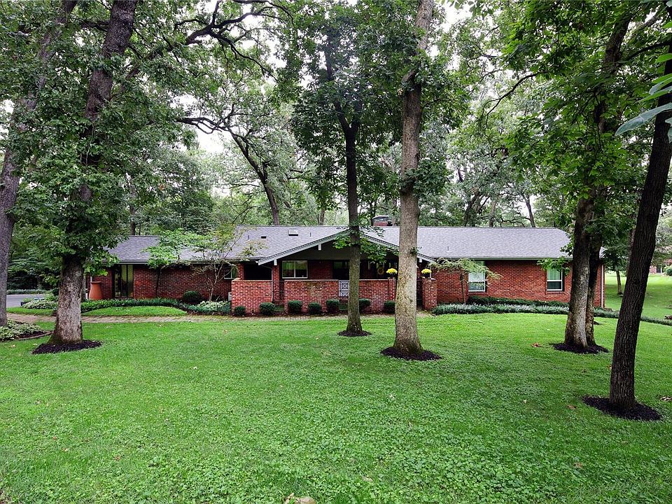 1st image of 700 Dominion Dr