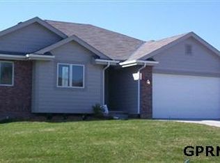 1112 Locust Dr, Papillion, NE 68046