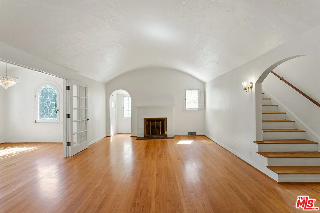 3 bed, 2.0 bath, 1900 sqft, $7,600 — Photo 3