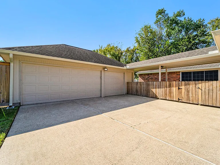 15214 Park Estates Ln — Photo 17