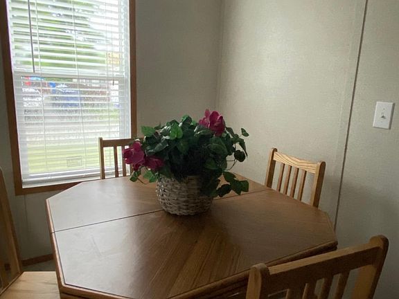 EATING AREA & TABLE OPENS LARGER