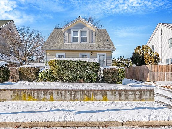 2nd image of 36 Frost Pond Road