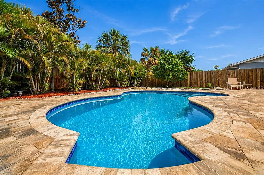 3 bed, 2.0 bath, 1220 sqft, $3,250 — Photo 2