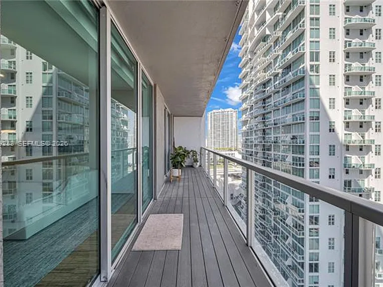55 SE 6th St #1803 — Photo 31