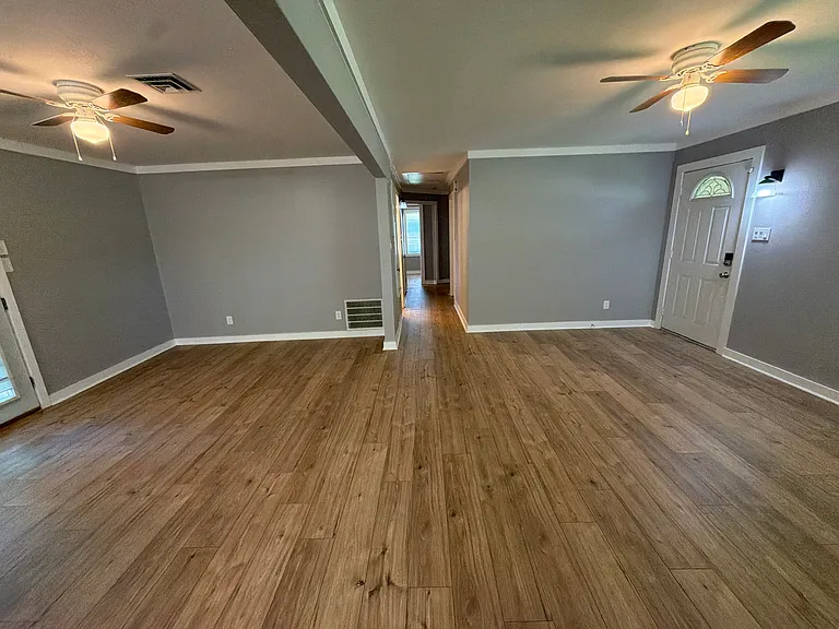 1610 Dudley Ln — Photo 17