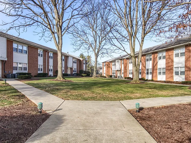 Lincoln Apartments — Photo 9