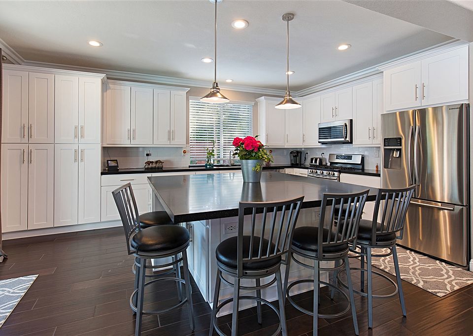 1st image of 990 Riverview Cir