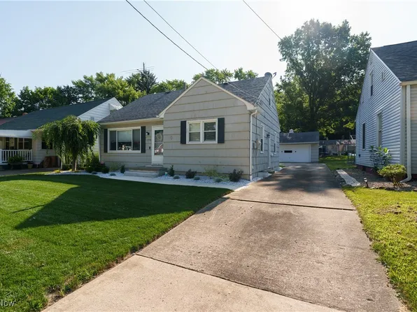 1370 Castlewood Ave SW, North Canton, OH 44720