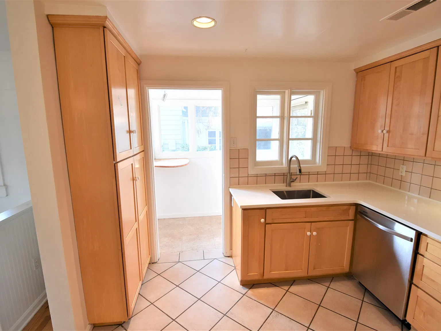 6 bed, 2134 sqft, $11,910 — Photo 4