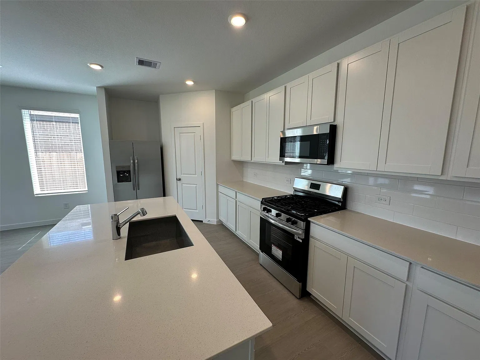 5 bed, 4.0 bath, $3,200 — Photo 2