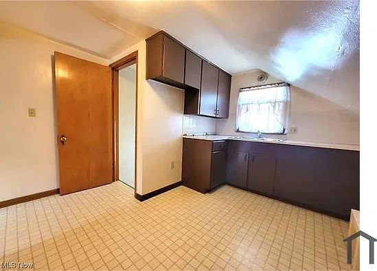 2 bed, 700 sqft, $800 — Photo 2