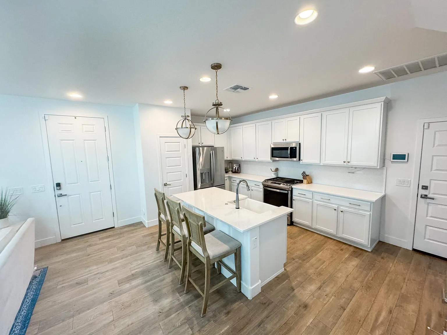 3 bed, 1956 sqft, $2,300 — Photo 4