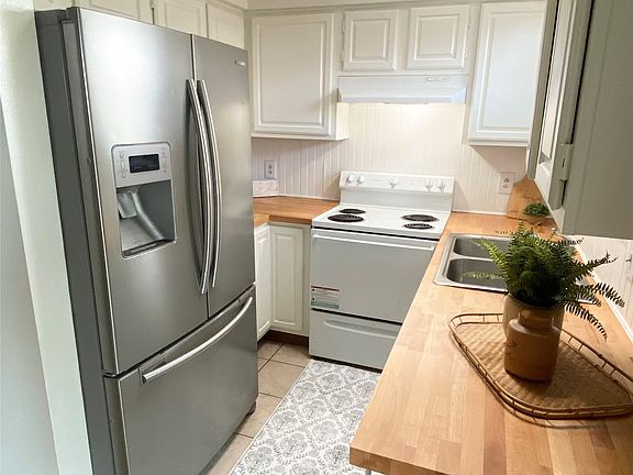3rd image of 914 Azalia Dr