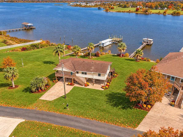 8805 Harbour Dr, Dickinson, TX 77539