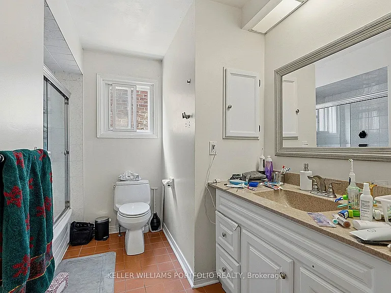 73 Jessica Gdns — Photo 37