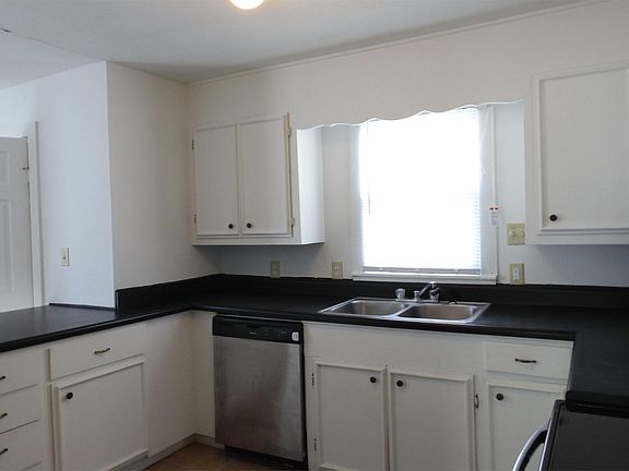 5th image of 257 W Main St