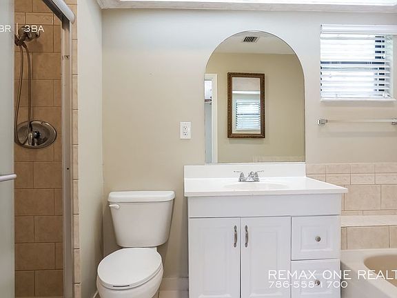 5th image of 809 SE 16th Pl