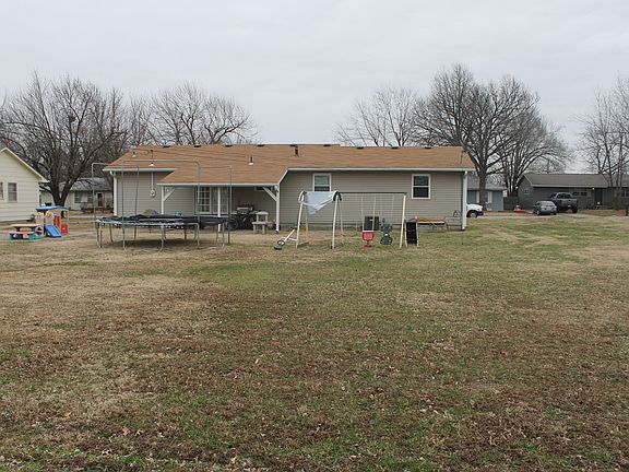 4th image of 2405 Lincoln Ave