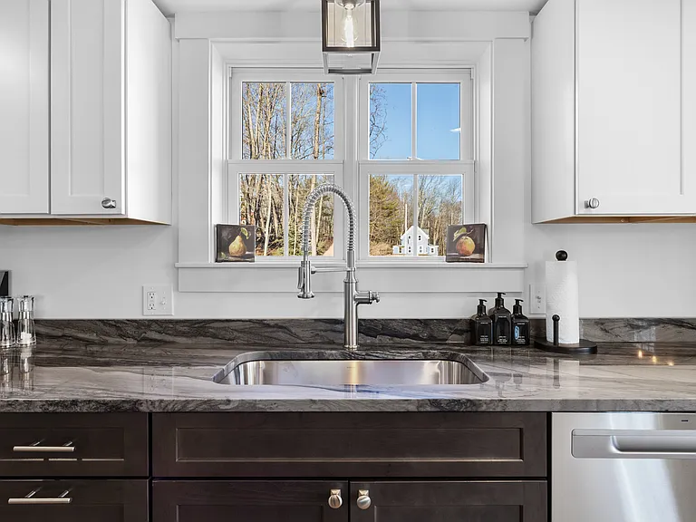 15 Willow St — Photo 4