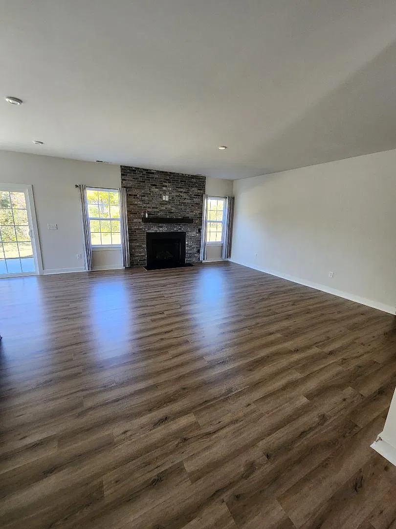 5 bed, 3100 sqft, $2,300 — Photo 2