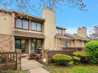 1592 S Hill Cir, Bloomfield Hills, MI 48304