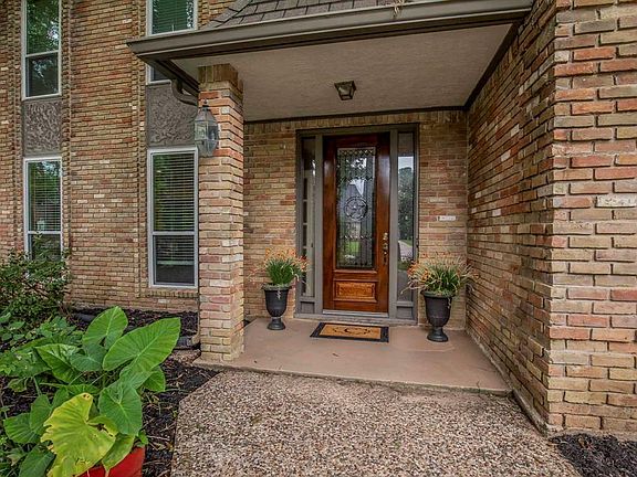 Updated 8' TEXAS lead glass and solid wood front door say "HOWDY"!
