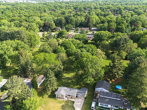 4th image of 2530 White Oaks Dr
