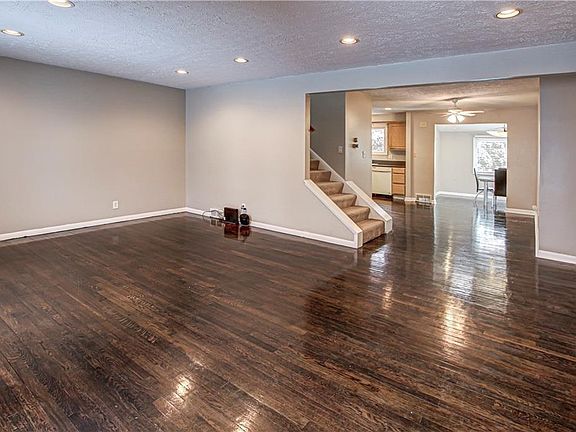 3rd image of 23804 Edgehill Dr