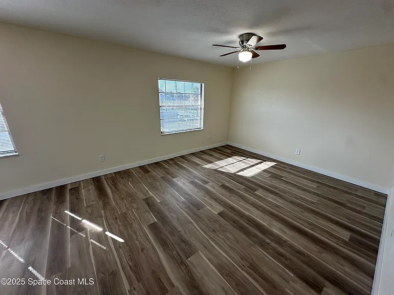 565 Jackson Ave — Photo 6