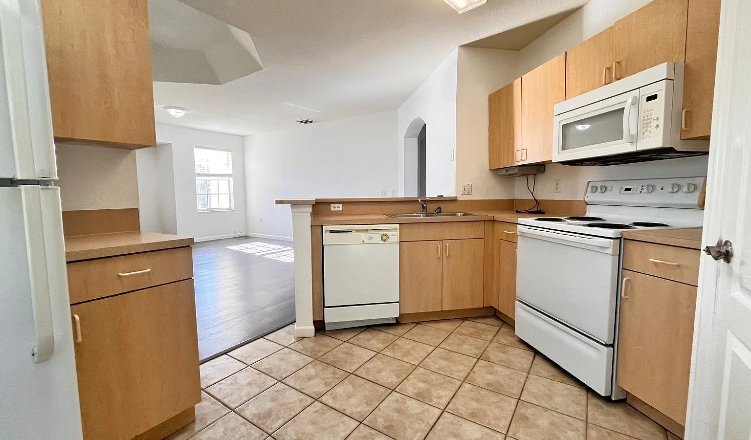 2 bed, 2.0 bath, 1353 sqft, $2,500 — Photo 2