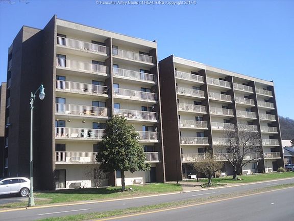 3rd image of 2106 Kanawha Blvd E