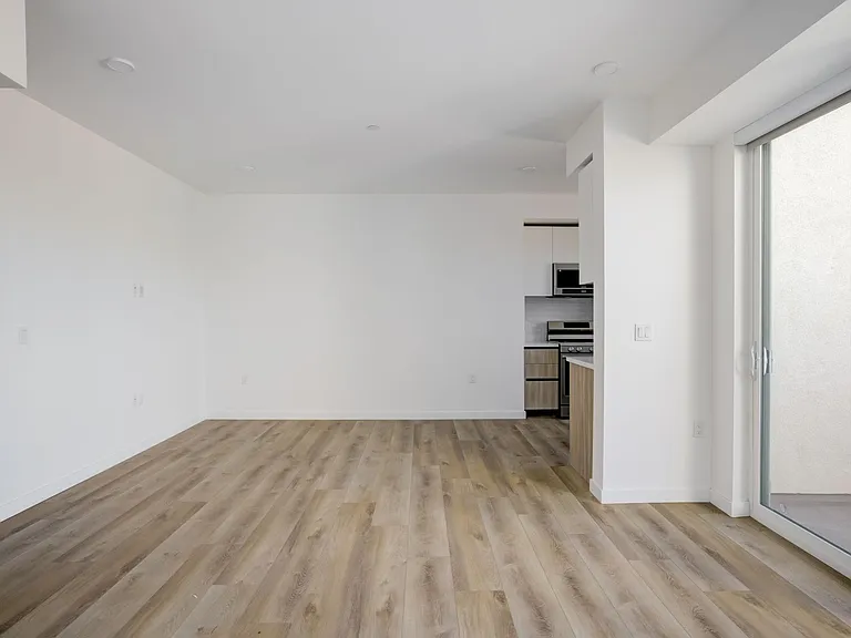 Fairfax Apartments — Photo 29