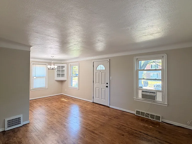 19409 Cherokee Ave — Photo 2