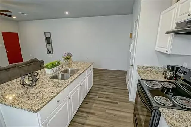 3 bed, 2.0 bath, 1342 sqft, $2,000 — Photo 3