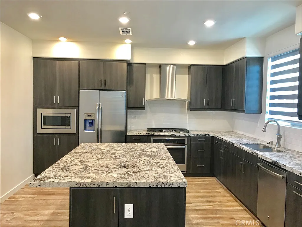 3 bed, 3.5 bath, 2036 sqft, $4,900 — Photo 2