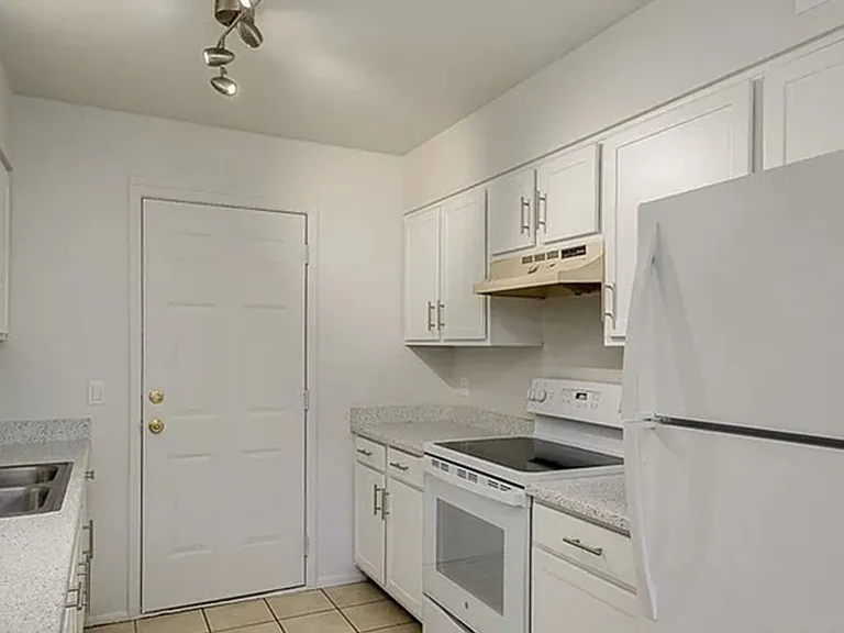 Meridian 21 Apartments — Photo 34