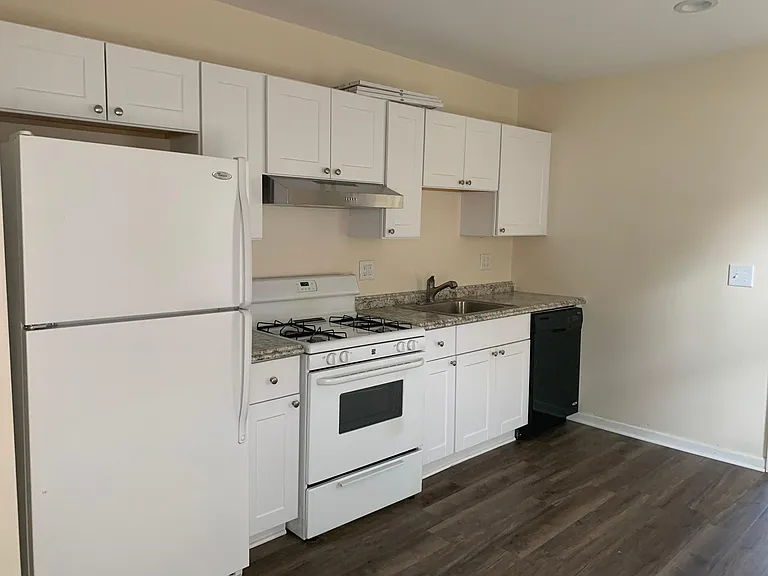 23092 Hoover Ave — Photo 4