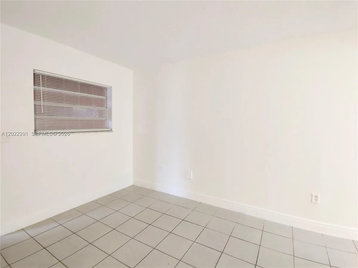 Building Photo - 1265 W 24th St #108