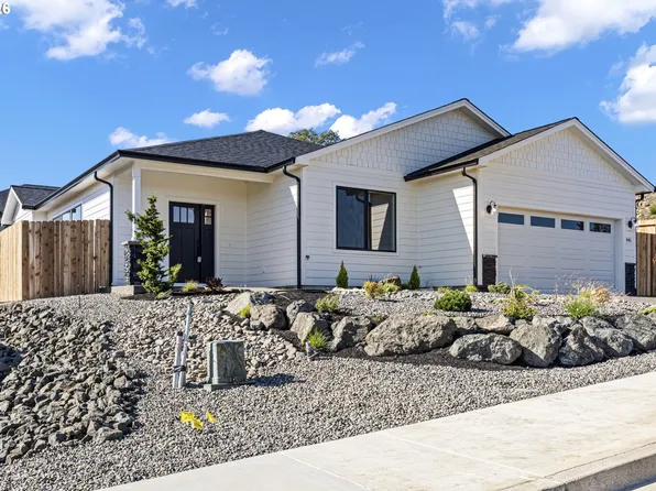 941 Sand Pines Ave, Sutherlin, OR 97479