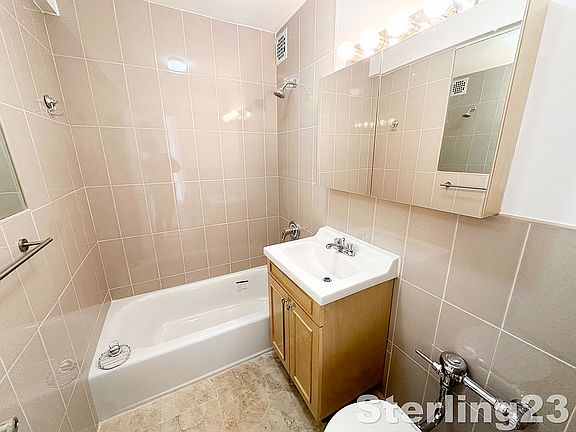 4th image of 25-34 Crescent St #4H